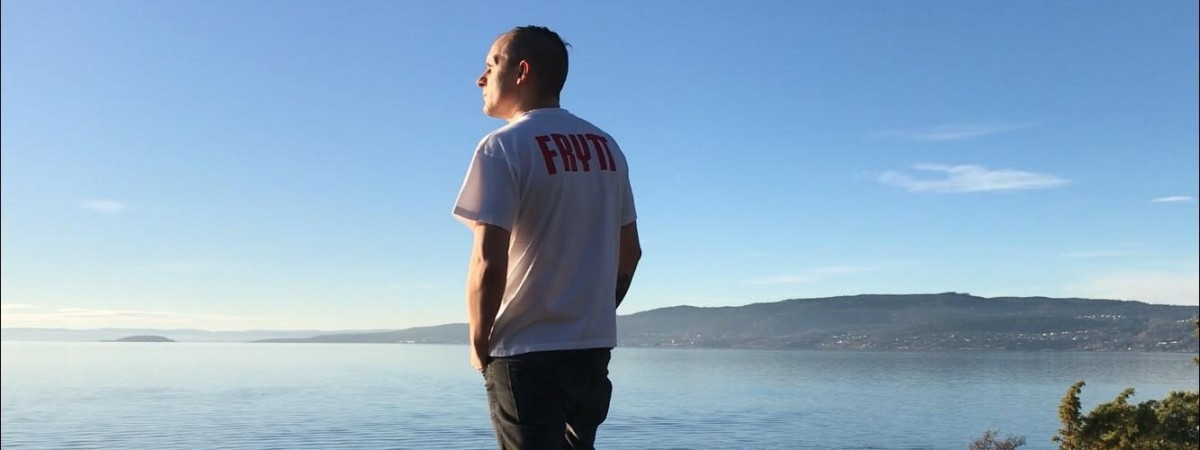 Raper-imigrant promuje nową piosenkę 