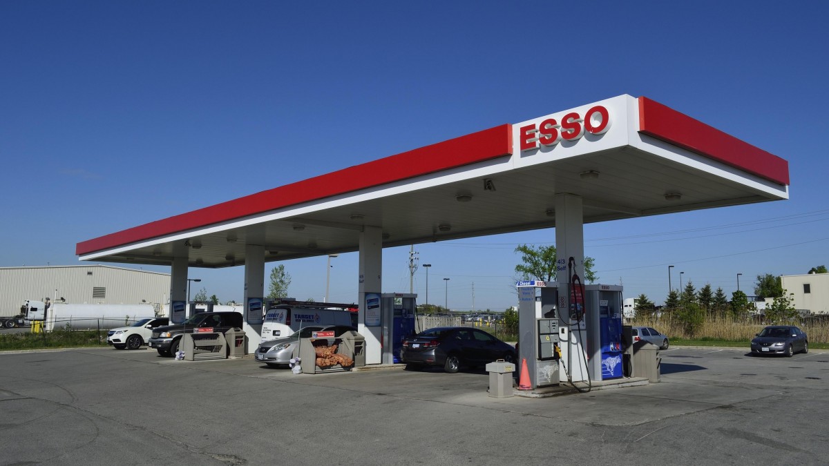 Norweg pracuje na litr benzyny pięć minut. Polacy mają zdecydowanie gorzej