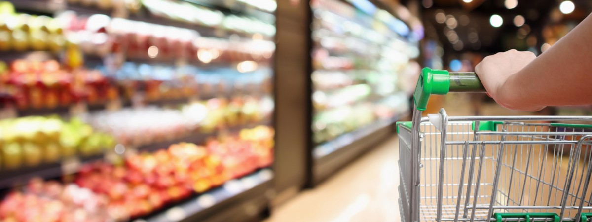 Popularny market przy granicy z Norwegią zamknięty. Znaleziono jedzenie 10 lat po terminie ważności