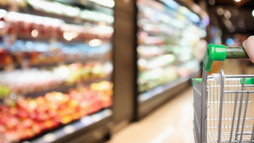 Popularny market przy granicy z Norwegią zamknięty. Znaleziono jedzenie 10 lat po terminie ważności