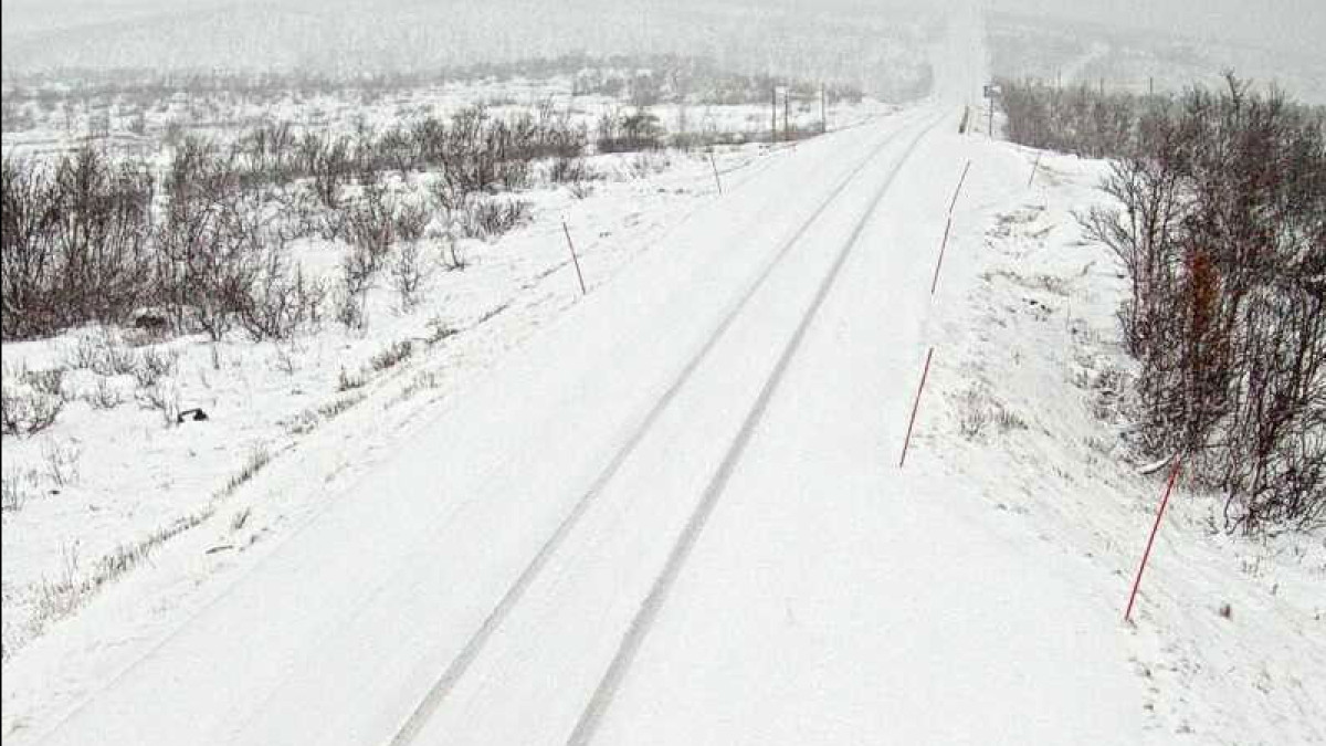 Śnieg i mróz zawitały do Norwegii. Pierwsi kierowcy muszą zmienić opony