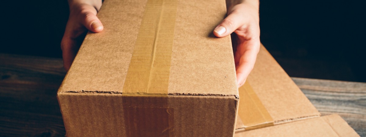 Zaufać poczcie, czy wybrać kuriera? Transport paczek do Norwegii