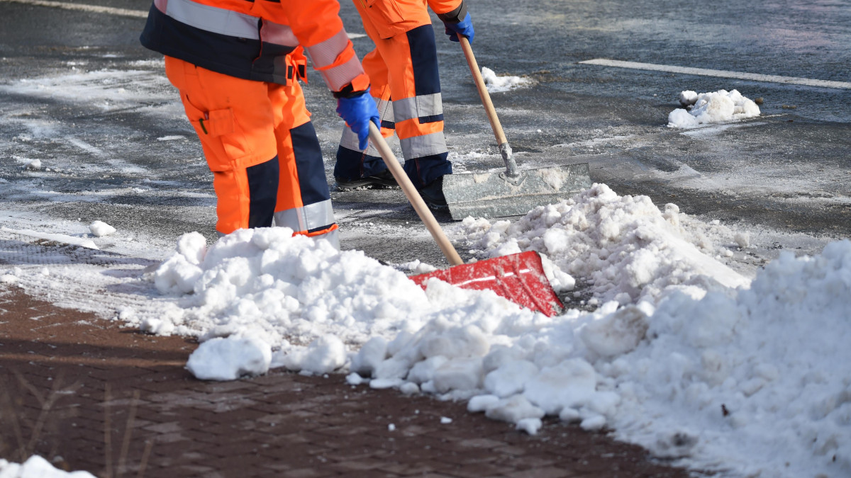 Przewrócone drzewa, zamknięte lotnisko i śliskie drogi: chaos pogodowy w południowo-wschodniej Norwegii