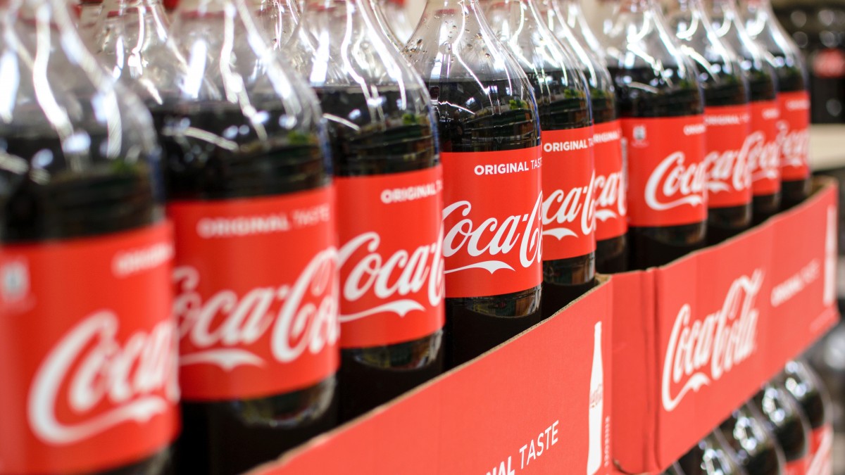 Miały być bardziej „eko”, wywołały burzę. Klienci narzekają na nowe nakrętki Coca-Coli