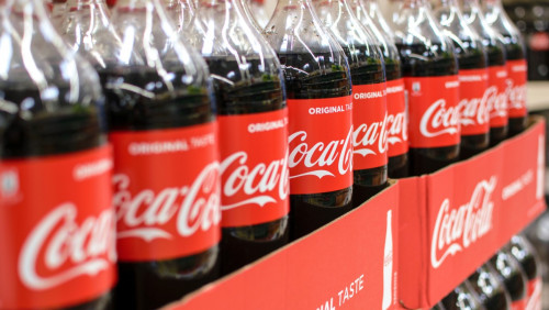 Miały być bardziej „eko”, wywołały burzę. Klienci narzekają na nowe nakrętki Coca-Coli