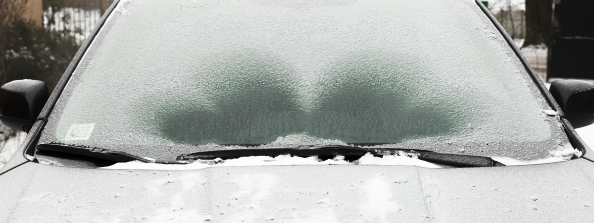 Sypią się mandaty za oszronione i nieodśnieżone szyby. Drogówka ostrzega