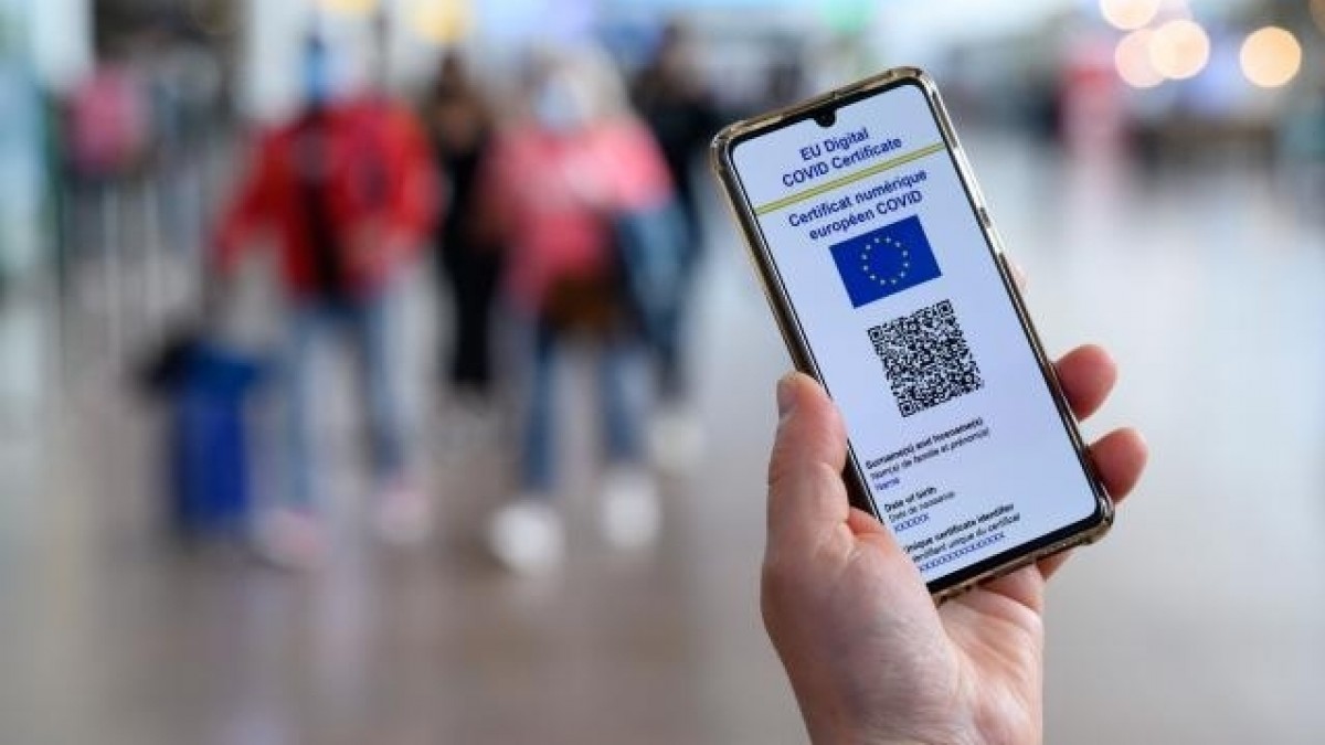 Certyfikat covidowy ważny krócej: Norwegia dostosuje przepisy do prawa unijnego