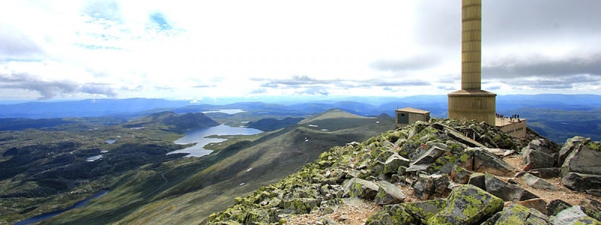 Zakaz wstępu na górski szlak w japonkach? Strażnicy najpopularniejszych skał w Norwegii walczą z nierozwagą turystów