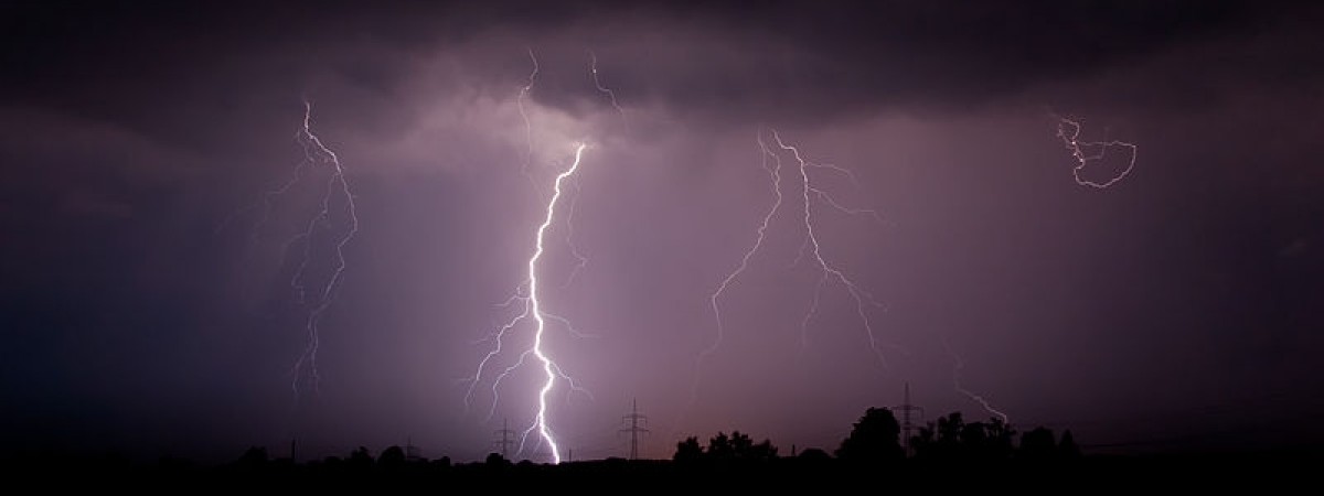 Trwa najbardziej „piorunowy” miesiąc roku. O czym należy pamiętać?