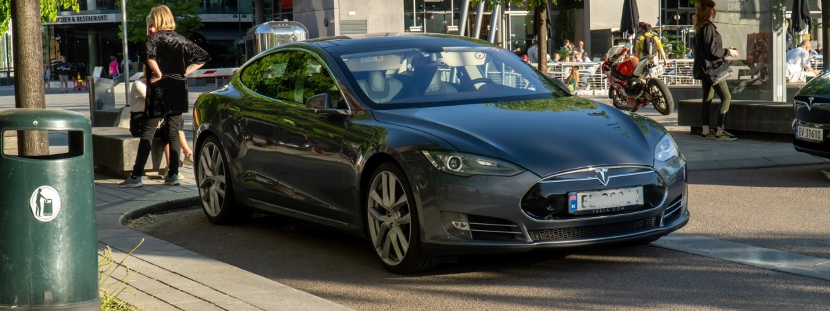 Elektryki znów biją auta spalinowe na głowę: w ciągu roku sprzedaż wzrosła o niemal 90 proc.