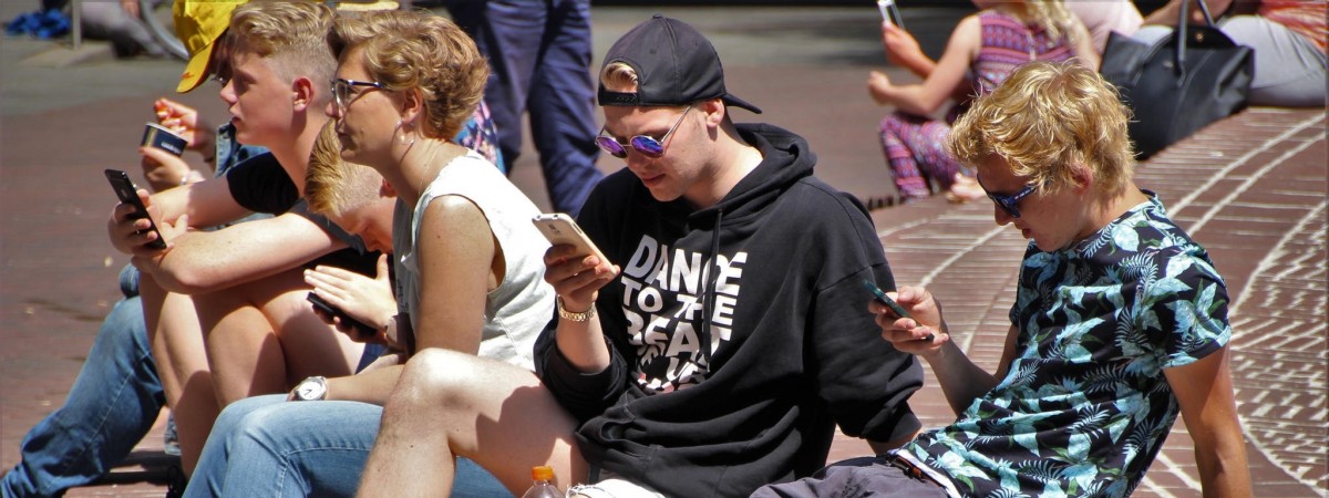 Nauka jest ważniejsza: „szlaban na telefon” we wszystkich szkołach z coraz większym poparciem