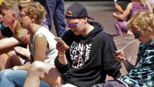 Nauka jest ważniejsza: „szlaban na telefon” we wszystkich szkołach z coraz większym poparciem