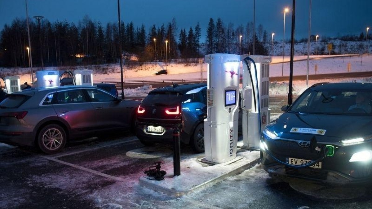 Norwegowie kupili 12 razy więcej elektryków niż diesli: może zabraknąć stacji ładowania