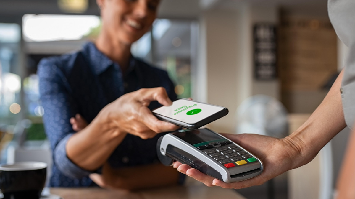 Smartfon zamiast karty i portfela? Płatności mobilne w Norwegii nabierają rozpędu