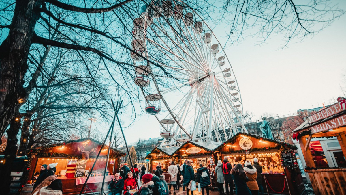Jabłka jak od Królowej Śniegu i diabelskie młyny w sercach miast: jarmarki świąteczne w Norwegii