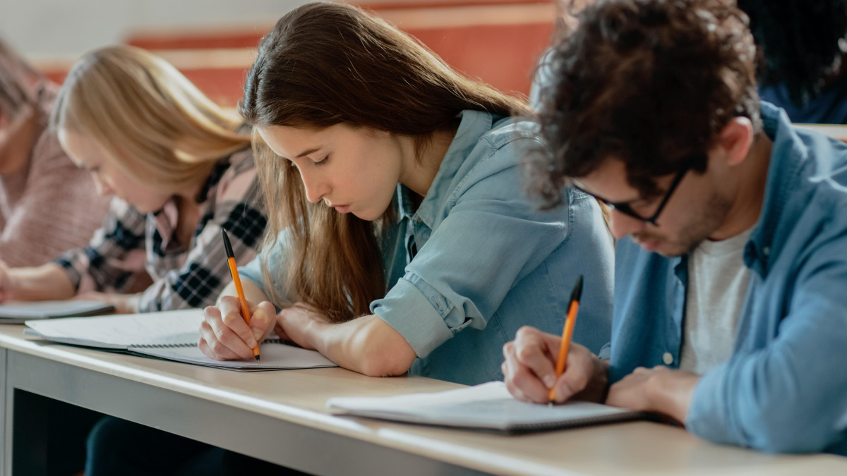 Nowa era ściągania na studiach. Technologia wyprzedza metody wykrywania o lata