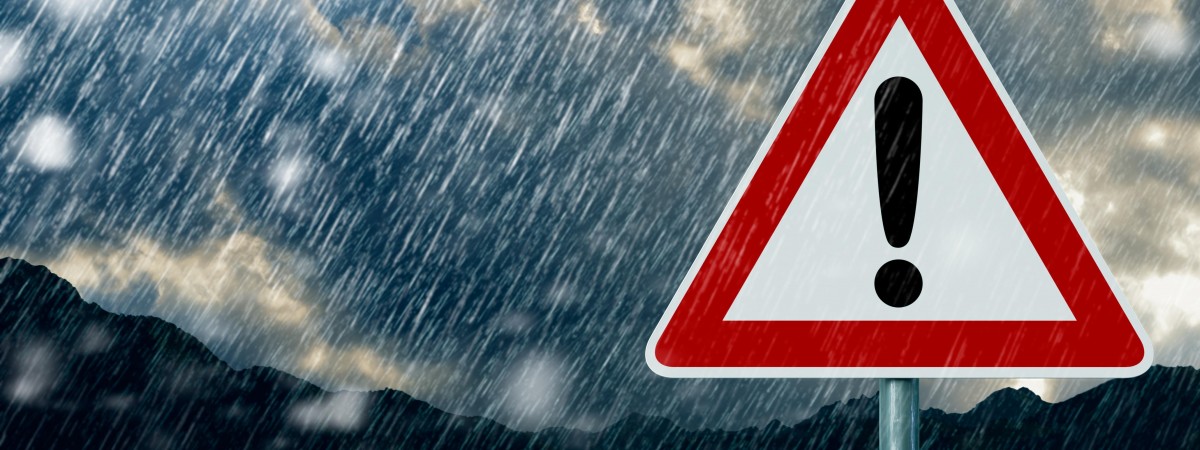 Zamknięte drogi, jazda w kolumnie. Służby zalecają pozostanie w domach [ALERTY POGODOWE]