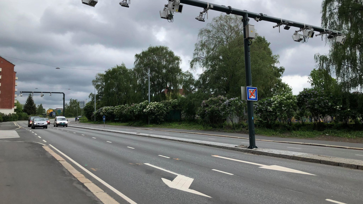 Miliardy z bompenger na transport publiczny. Rząd się stara, ale ruch samochodów nie maleje
