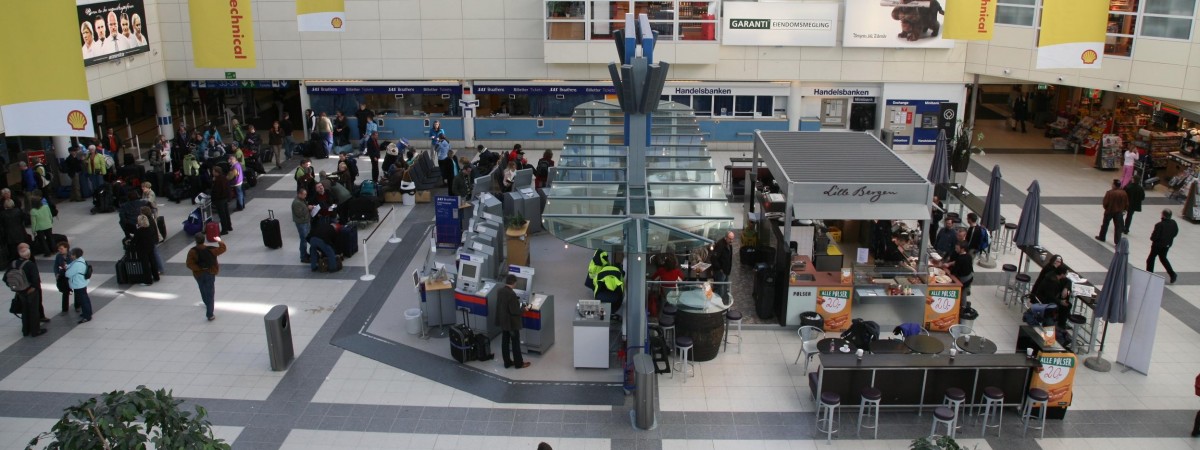 Uzbrojeni w… cierpliwość: wzmożona kontrola bezpieczeństwa na lotnisku w Bergen