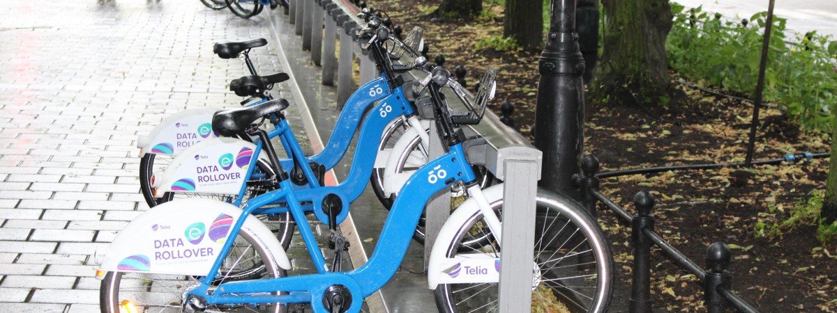 Wzrasta liczba rowerzystów korzystających z telefonów podczas jazdy. Może ich to słono kosztować 