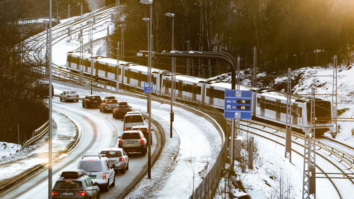 Zima wciąż rozdaje karty w Norwegii. W Oslo odwołano ponad 200 przejazdów