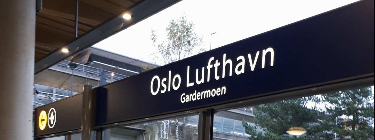 Osobne kolejki na lotnisku i darmowy flytog. Wystarczy mieć… czapkę św. Mikołaja