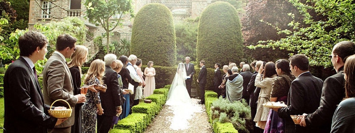 W kościele, ratuszu czy w bunadzie na schodach opery? Norweski ślub ma być oryginalny i bardzo drogi