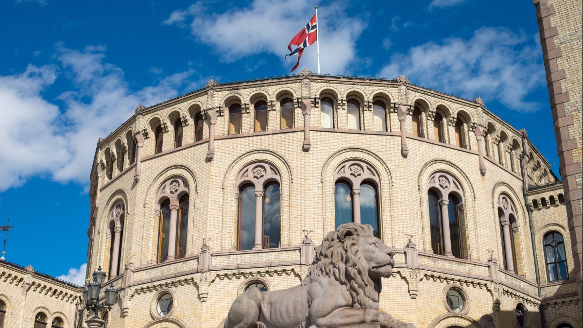 Strzegą norweskiego parlamentu. Mało kto wie, że wykuli je więźniowie