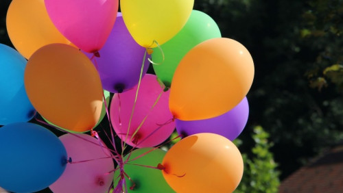 Nie będzie balonów na 17 maja: kilkadziesiąt miast wprowadza zakaz