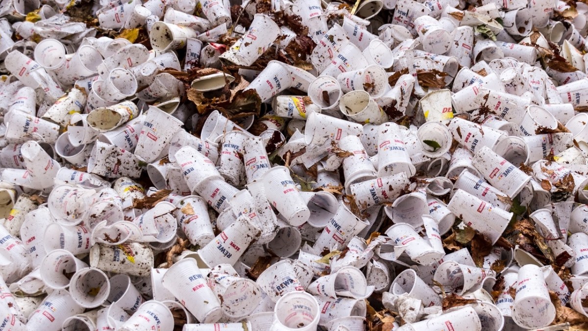 Rząd walczy z tworzywami sztucznymi: na opakowaniach pojawią się specjalne etykiety