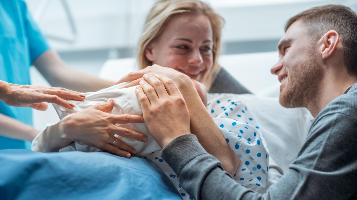 Obecność partnerów przy porodzie: szpitale mają znieść ograniczenia