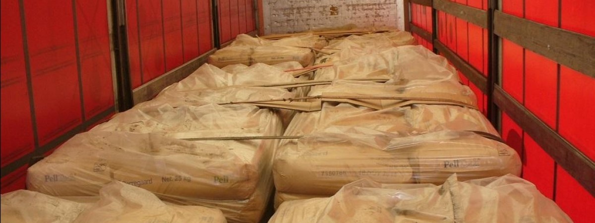 Prawie 50 ton śmieci miało trafić do Polski. Celnicy zatrzymali nielegalny przewóz z Norwegii