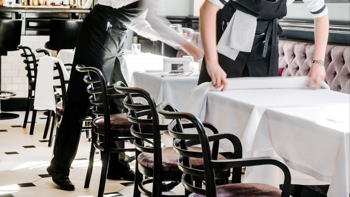 Praca 41 dni pod rząd, wynagrodzenie 100 koron za godzinę: zatrważające wyniki kontroli w branży gastronomicznej