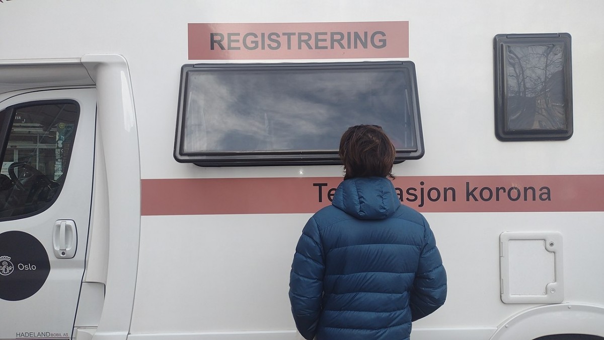 Wielogodzinne kolejki przed punktami testów na COVID-19: władze apelują do mieszkańców