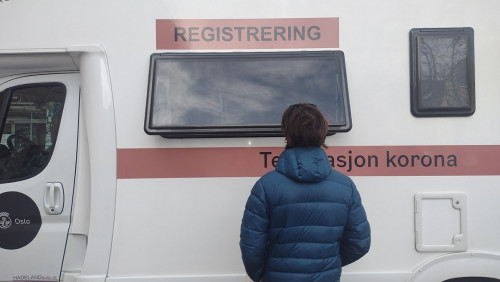 Wielogodzinne kolejki przed punktami testów na COVID-19: władze apelują do mieszkańców