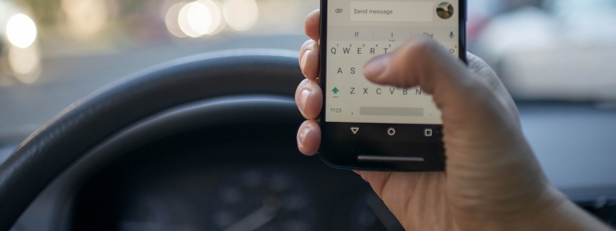 Chcą punktów karnych za korzystanie z telefonów za kółkiem. „Mandat to za mało”