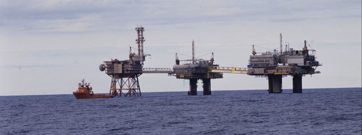 Branża naftowa najlepiej opłacana. W tych zawodach dobrze zarabiają [LISTA]