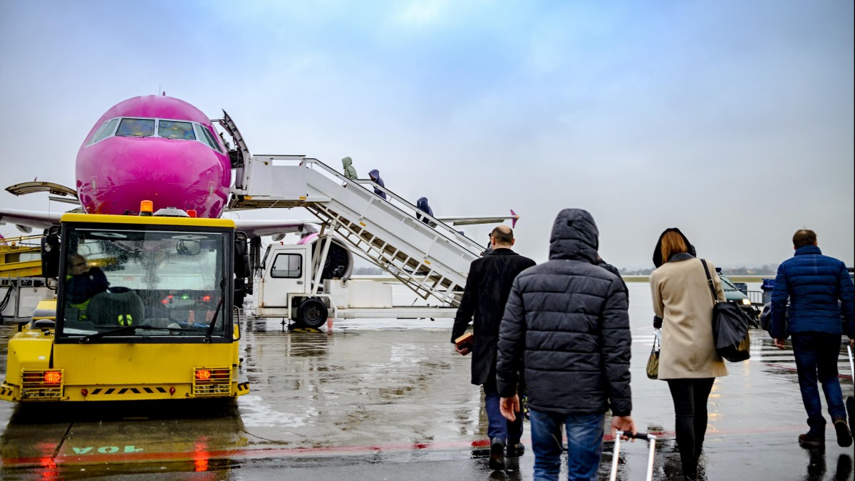 Koronawirus przywieziony z Polski w 100 gminach. Chcą odwołania lotów z Europy Wschodniej