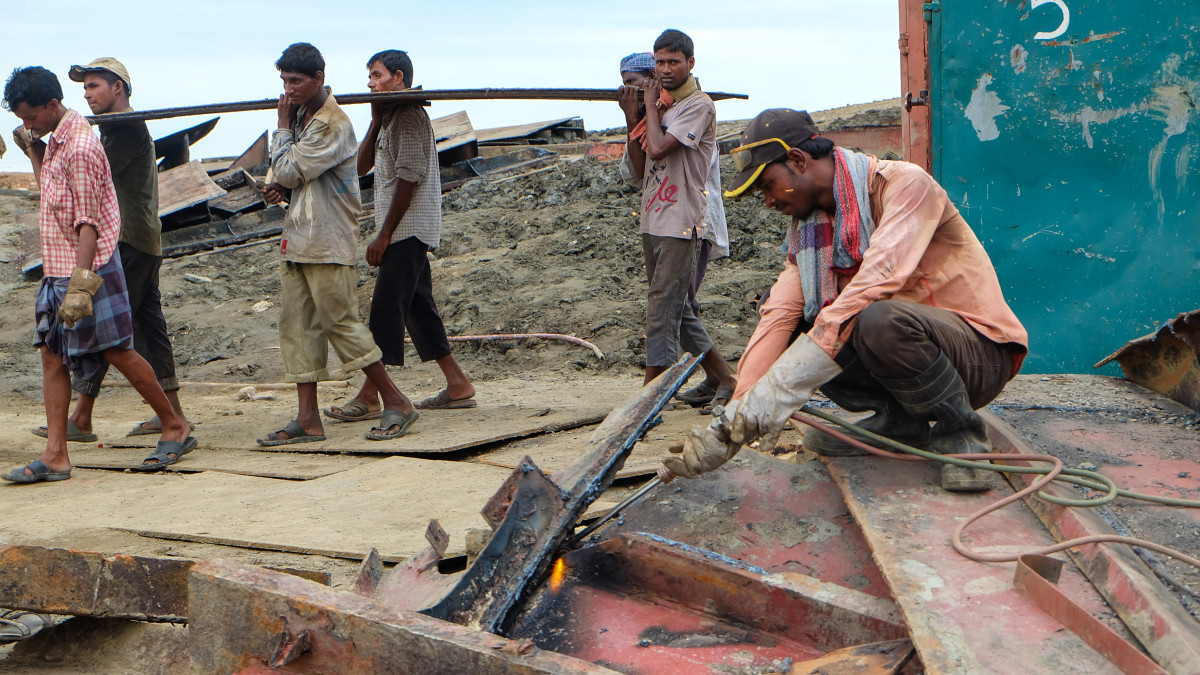 Norweski ambasador nawołuje do łamania prawa? Chce „złomowania” statków w Bangladeszu