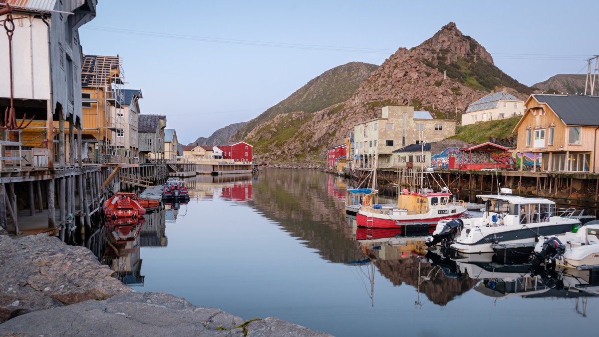Od rybackiej potęgi, przez miasto duchów, po mekkę artystów: jak Nyksund dostało nowe życie i stało się turystyczną perełką