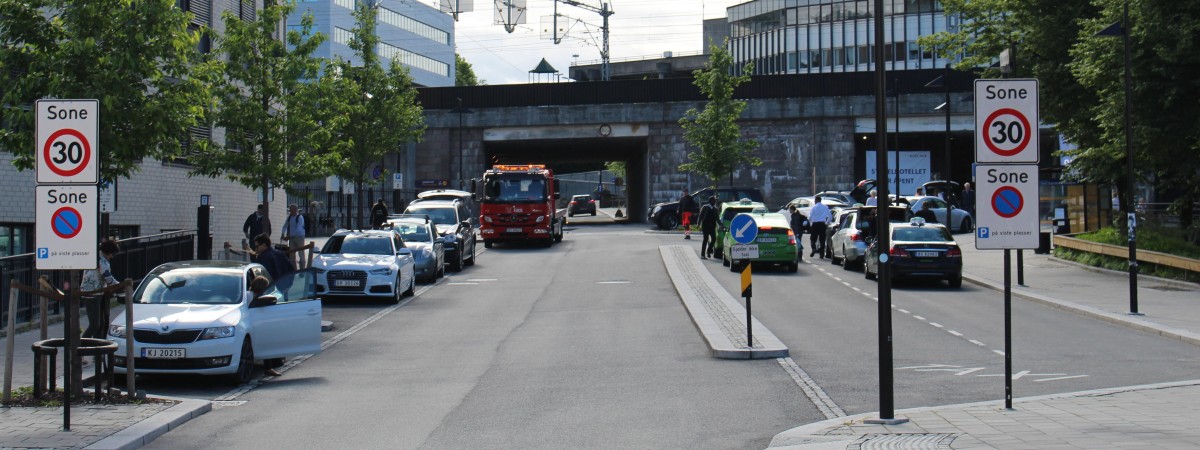  Zła wiadomość dla kierowców: postój na parkingach kolei będzie droższy