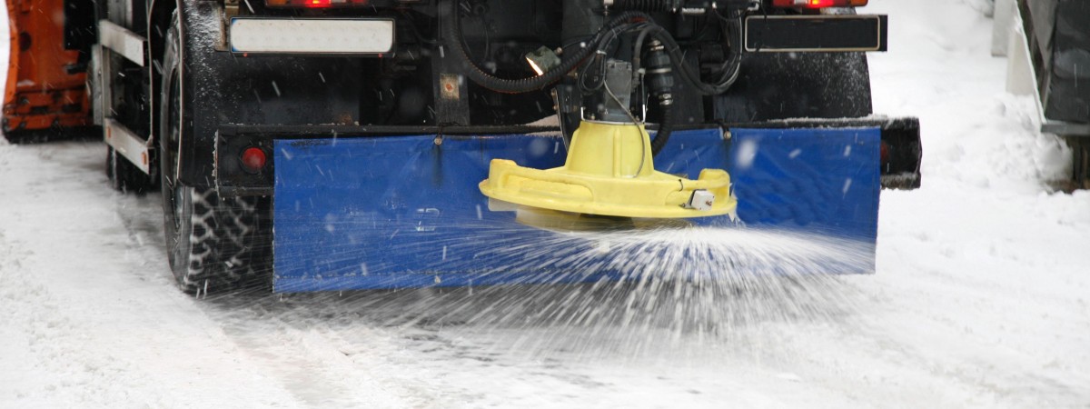 Zimowe warunki utrudniają życie kierowcom. Wiele dróg nieprzejezdnych