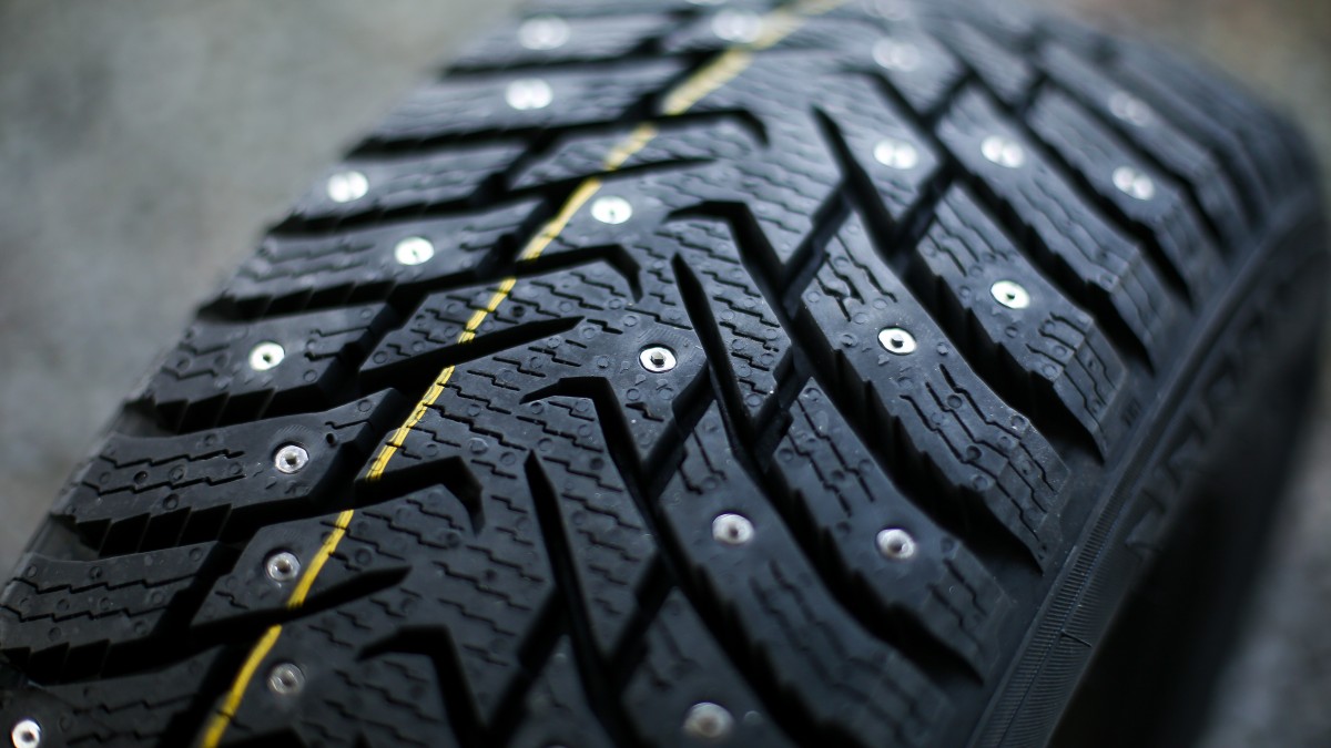 Można dłużej jeździć „z kolcami”: nowy termin wymiany opon