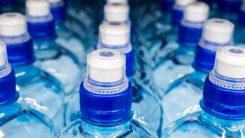 Nie chcą pić norweskiej kranówki. Przywiozą 4,6 milionów butelek z wodą