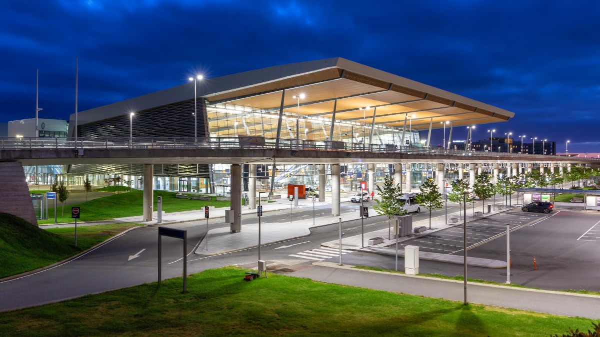 Dron nad lotniskiem. Tymczasowo zamknięto przestrzeń powietrzną, opóźnienia lotów [AKTUALIZACJA]