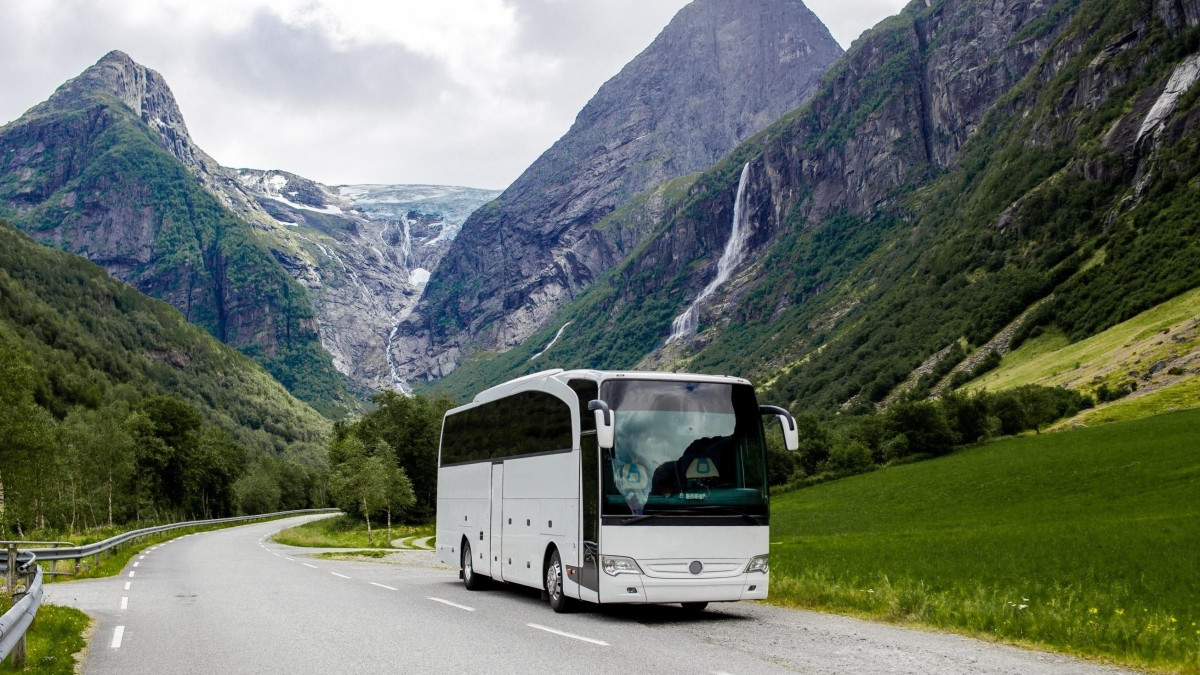 Transport dostawczy i autokarowy w Norwegii: bez nowych licencji grozi 60 000 koron kary
