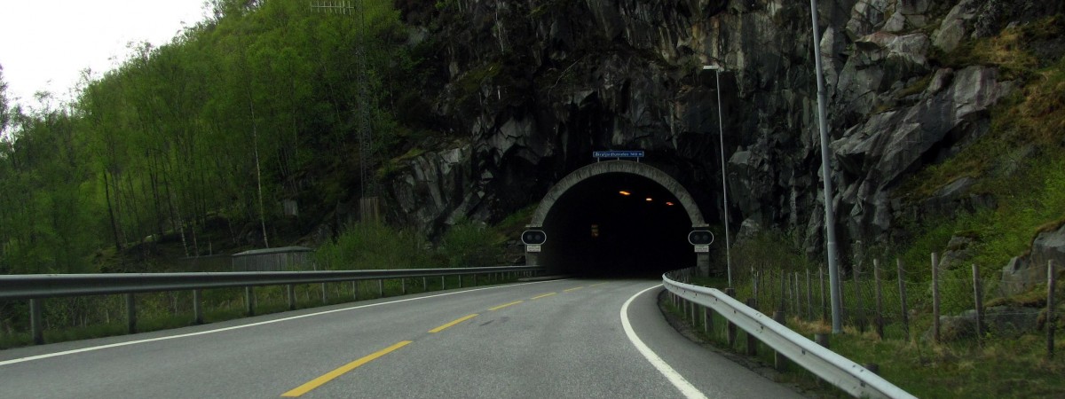 Åkrafjordtunnelen na drodze E134 zamknięty. Przewrócił się pojazd przewożący materiały wybuchowe [AKTUALIZACJA]