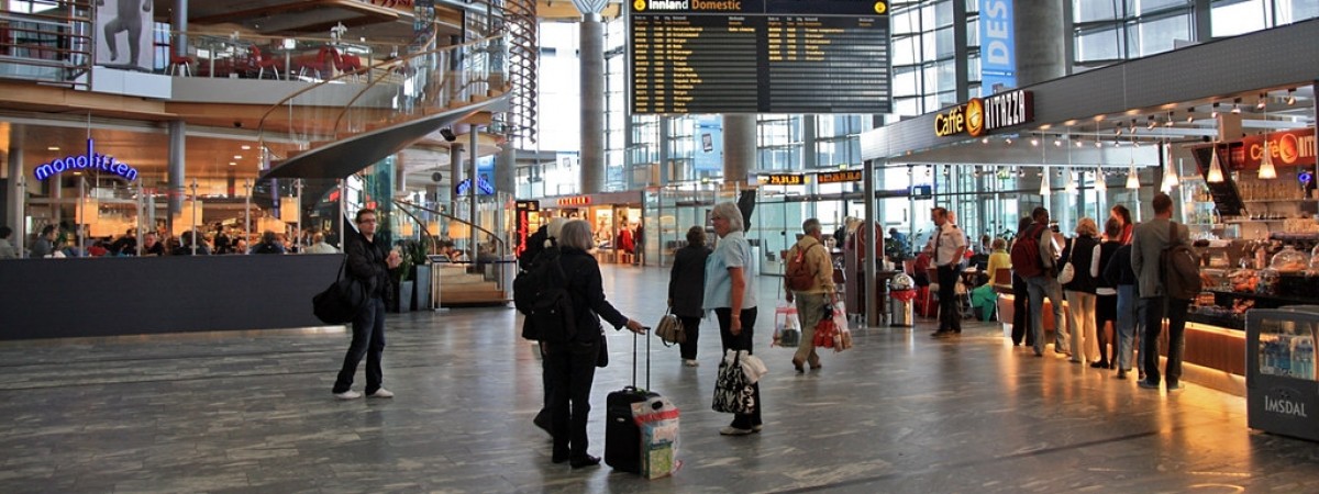 Wiele odwołanych lotów i opóźnienia. Sztorm uderzył w Norwegię 