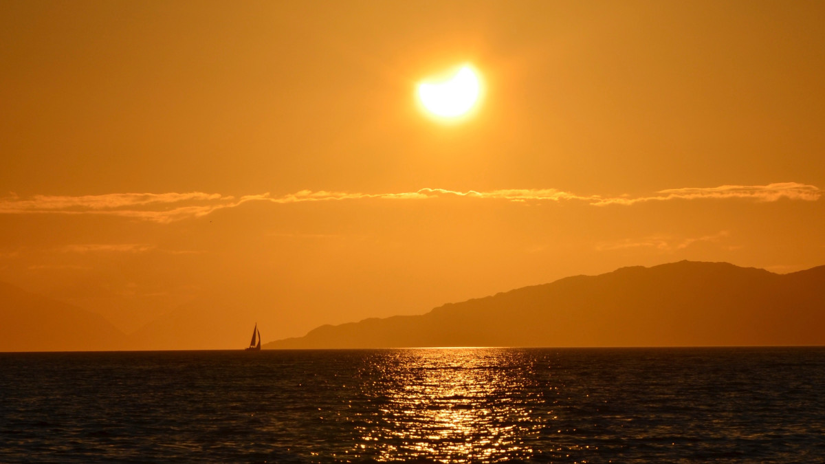 Głowy do góry, ale w okularach: częściowe zaćmienie Słońca w Polsce i Norwegii