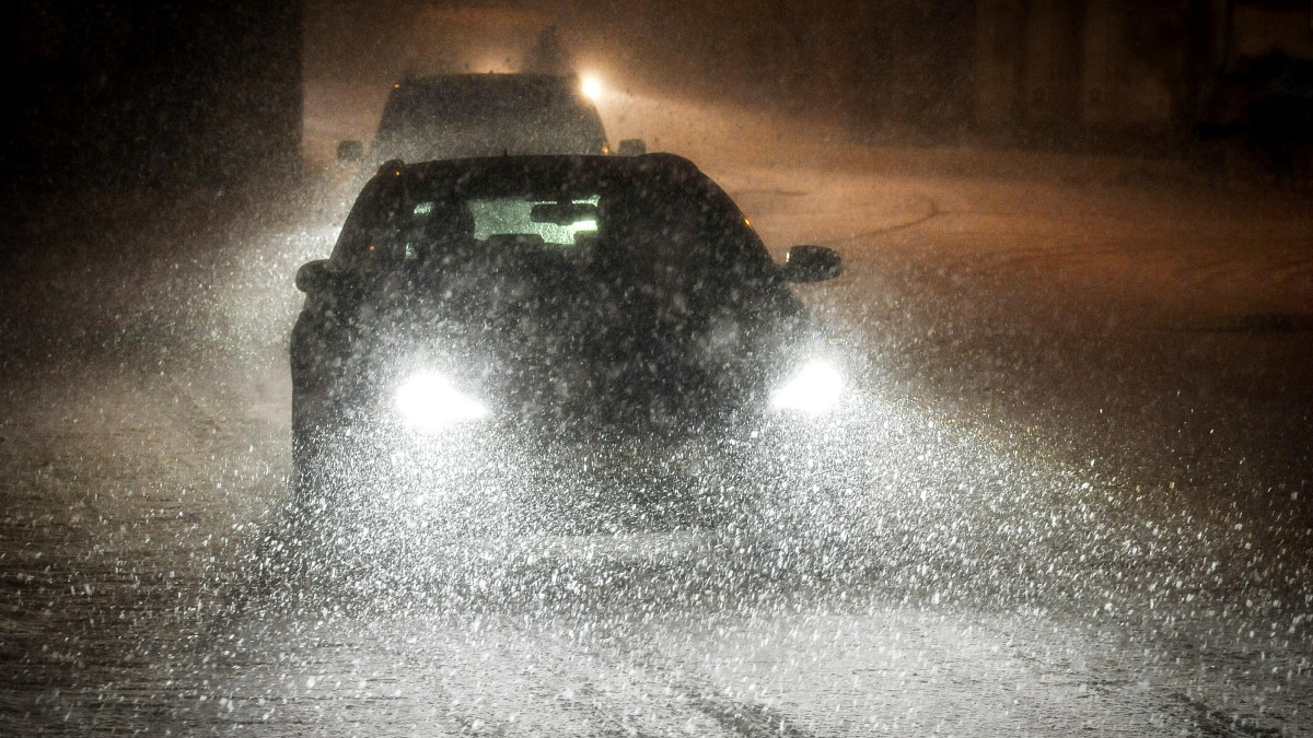 Wolontariusze na drogach, samochody w rowach. Tragiczne skutki śnieżnego chaosu